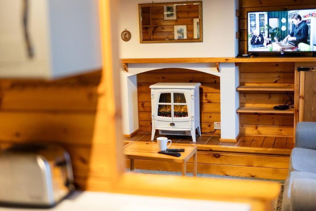 Cozy Norwegian Style Log Cabin In Rural Snowdonia - 2 Bedrooms & Parking By Seren Short Stays Ffestiniog Exterior photo